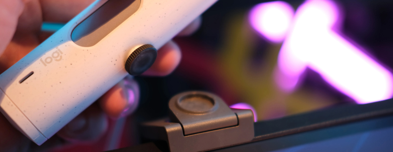 nay-dobrata-uv-kamera-2025-logitech-brio-500